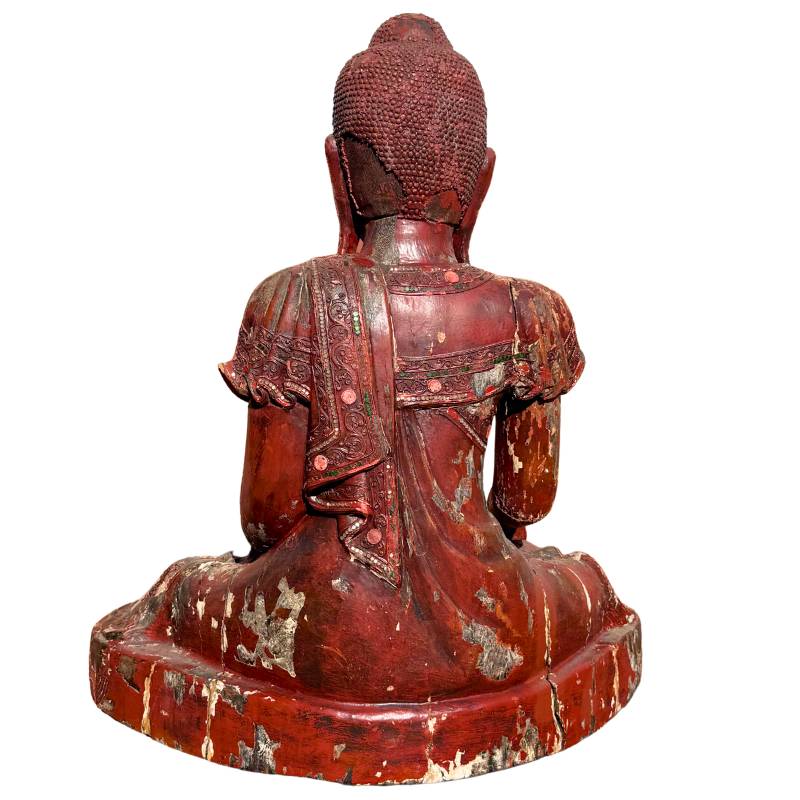 Houten Boeddha sculptuur uit Birmese tempelkunst
