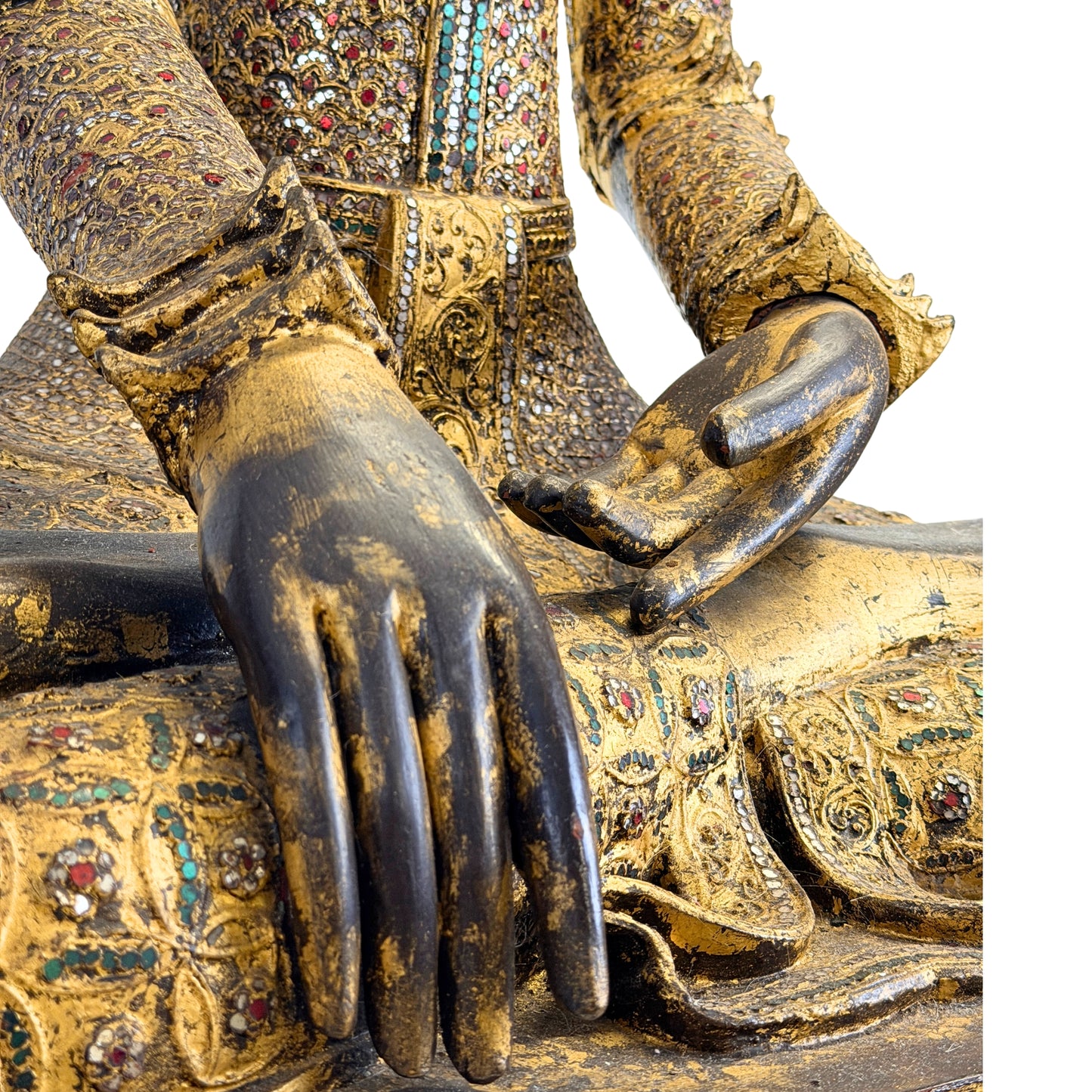 Originele bladgoudafwerking op een antieke Boeddha uit Myanmar