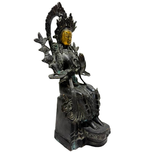 Antiek Chinees bodhisattva-beeld met añjali mudra en lotus-attributen