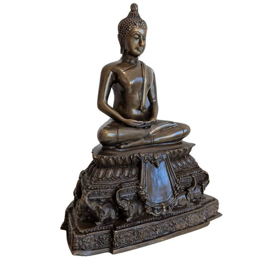 Bronzen Boeddha in dhyana mudra op rijk gedecoreerd voetstuk