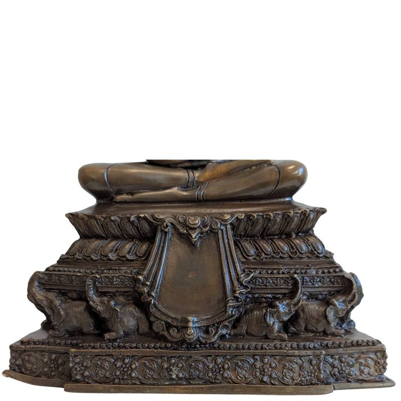 Zittende Boeddha in dhyana mudra met olifantenbasis