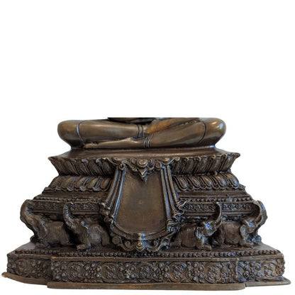 Zittende Boeddha in dhyana mudra met olifantenbasis