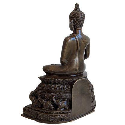 Zittende Boeddha in dhyana mudra met symmetrische houding