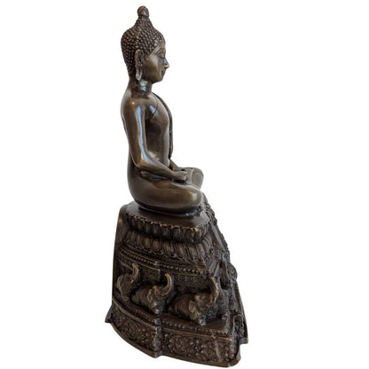 Zittende Boeddha in dhyana mudra met olifantenmotieven