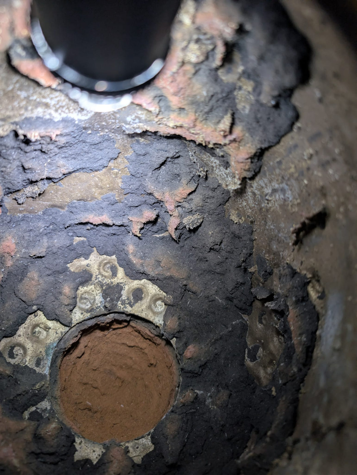 Boeddha hoofd brons interieur rode pigment resten tempel gebruik