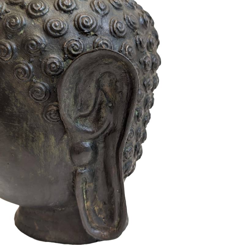 boeddha hoofd detail met traditionele gietstructuur en patina
