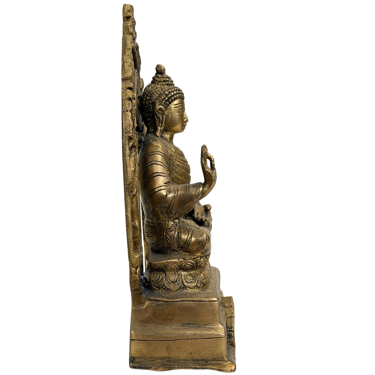 Profiel van zittende Indiase Boeddha met hoge prabhavali en koperkleurig oppervlak