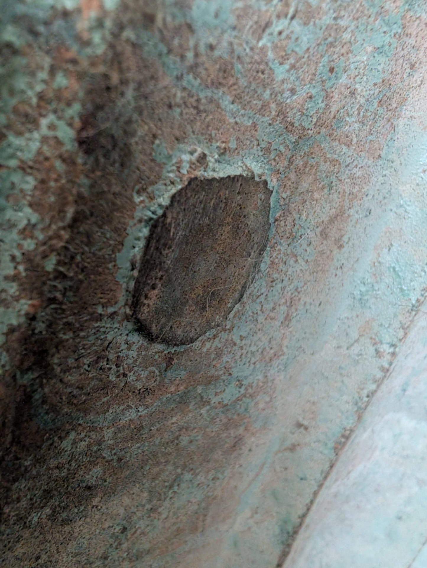 Thais Boeddhabeeld met uitgesproken tempelkarakter