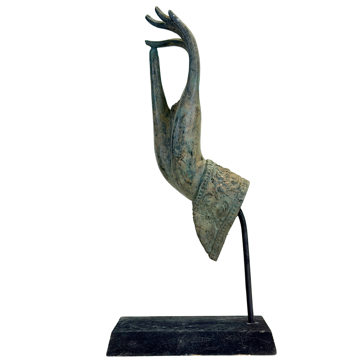 Thaise Boeddhahand in Vitarka mudra met rijk versierde bronzen polsband