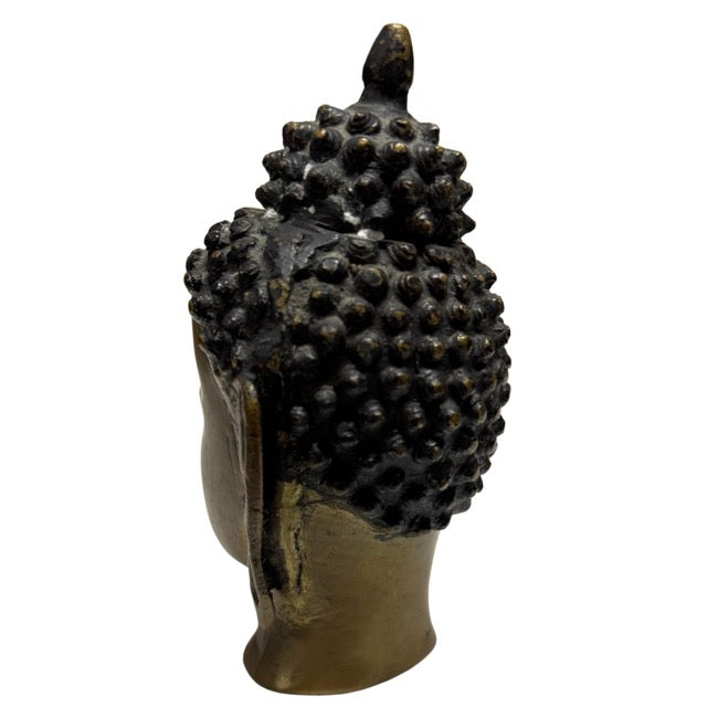 Detail van kwikvergulding op een bronzen boeddhahoofd uit Nepal, met poreuze goudstructuur