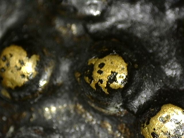 Boeddhahoofd uit Nepal met restanten van kwikvergulding en stabiele koperoxide-patina