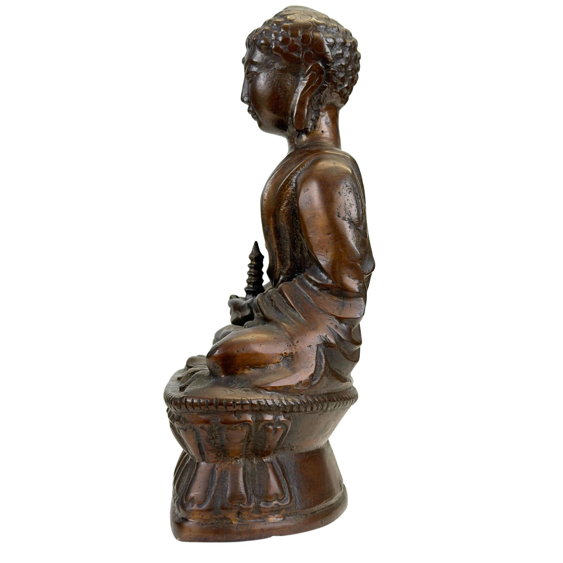 Boeddhistisch altaarbeeld in brons met stupa-attribuut, symbool voor verlichting en bescherming
