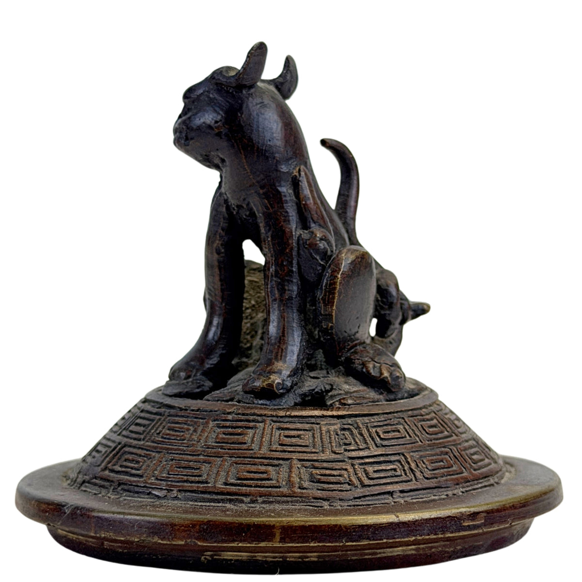 Detail van zittende Foo Dog op antiek bronzen wierookbranderdeksel
