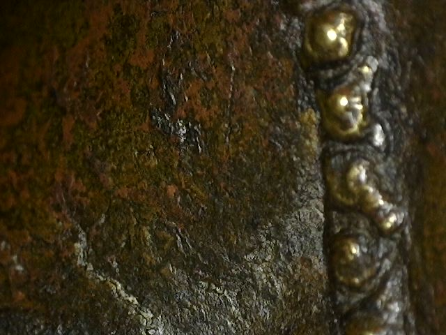 Microscopisch zicht op gietstructuur en oud residu in Brahma-beeld