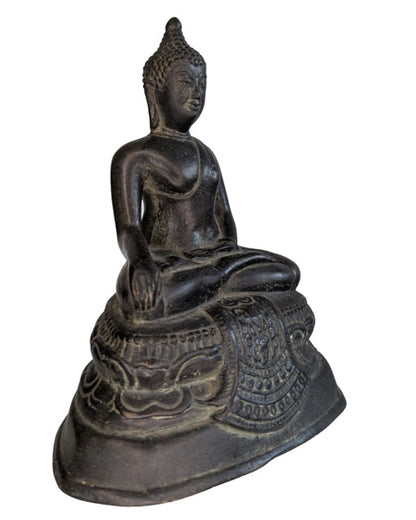 Detail van de Bhumisparsha Mudra (aanraking van de aarde) op bronzen beeld.