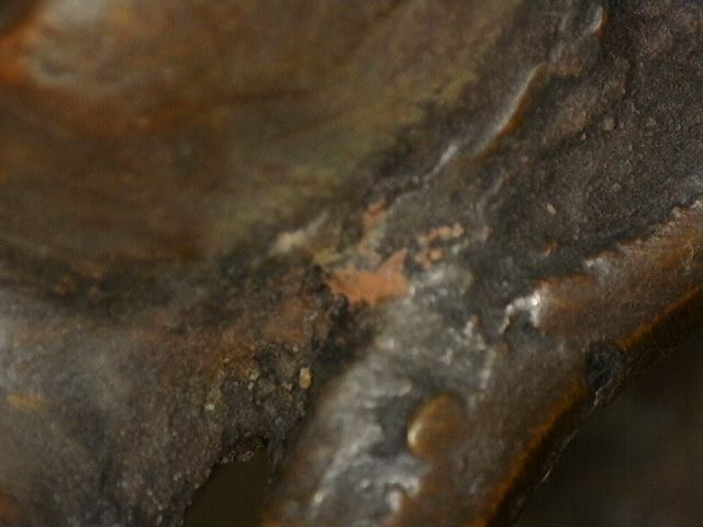 Microscoopbeeld van natuurlijke veroudering op bronzen Boeddha met meditatie mudra