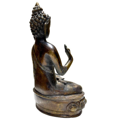 Antiek bronzen boeddhabeeld met rustige uitstraling voor interieur