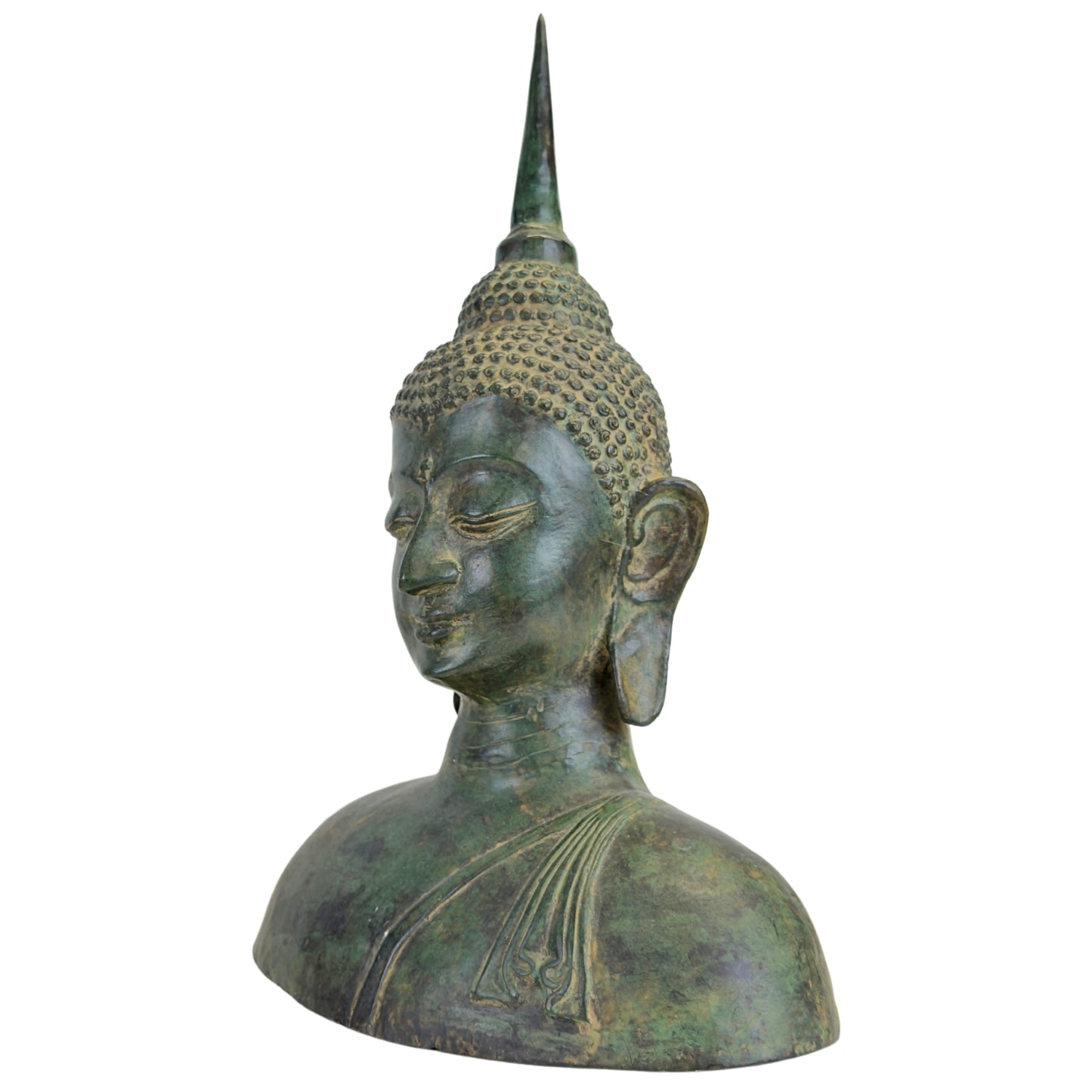 Detail van het gezicht van een bronzen Boeddhabuste uit Thailand in Sukhothai-stijl.