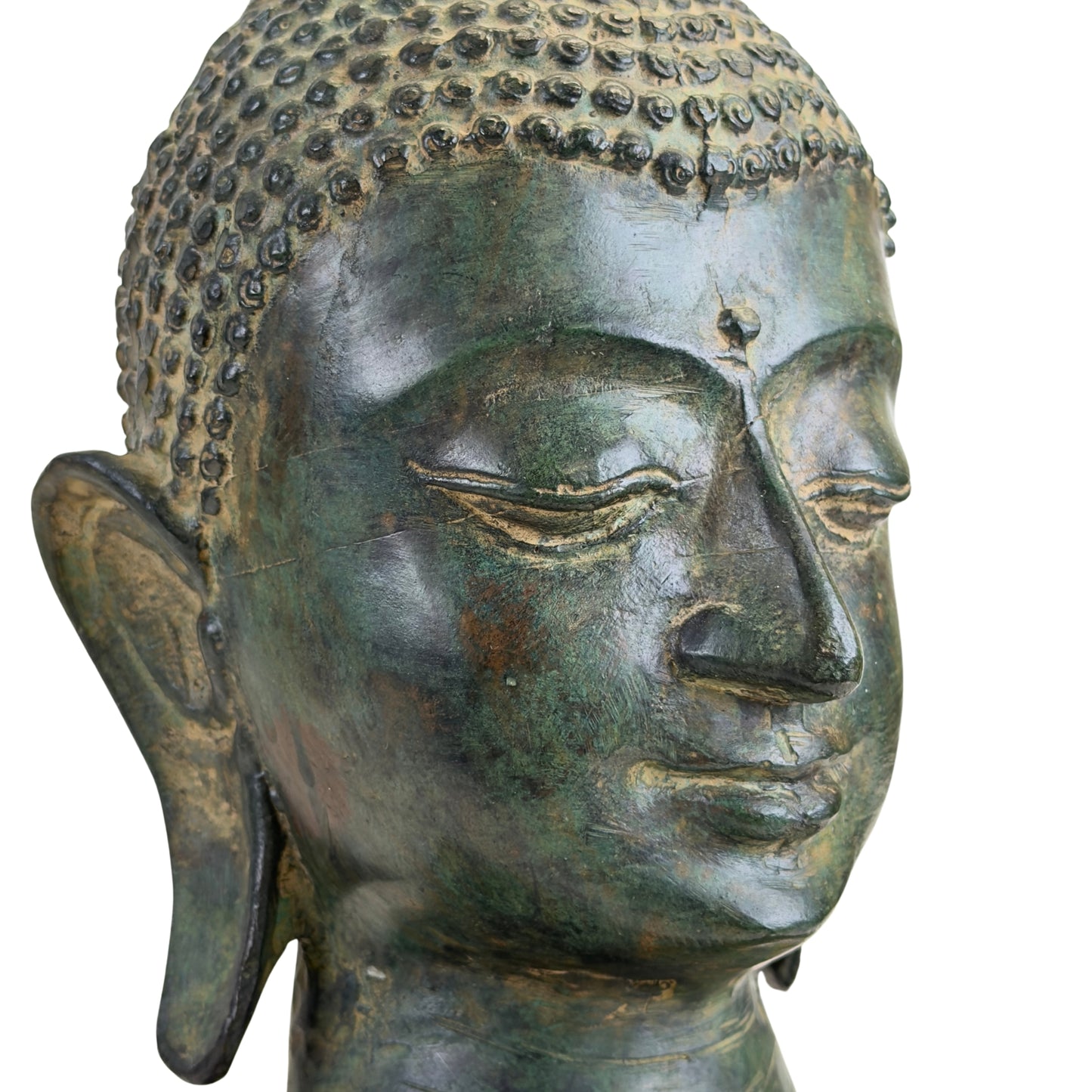 Detail van de rechterzijde van het gezicht van een bronzen Boeddhabuste uit Thailand.