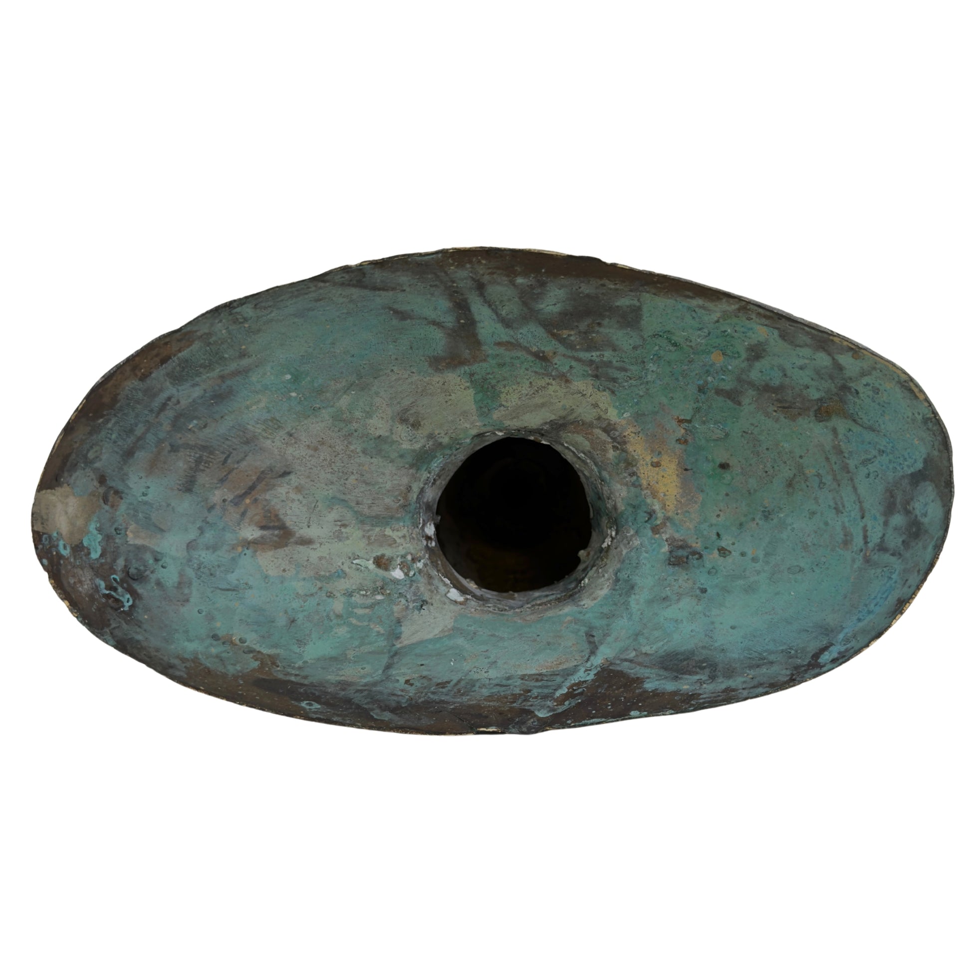 Onderzijde van een bronzen Boeddhabuste uit Thailand met open gietopening en natuurlijke oxidatie.