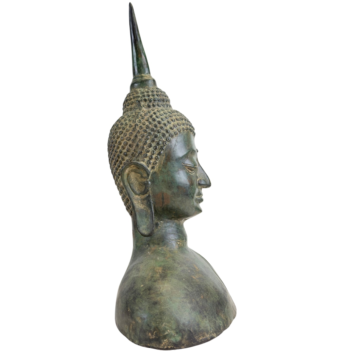 Linkerprofiel van een bronzen Boeddhabuste uit Thailand in Sukhothai-stijl.