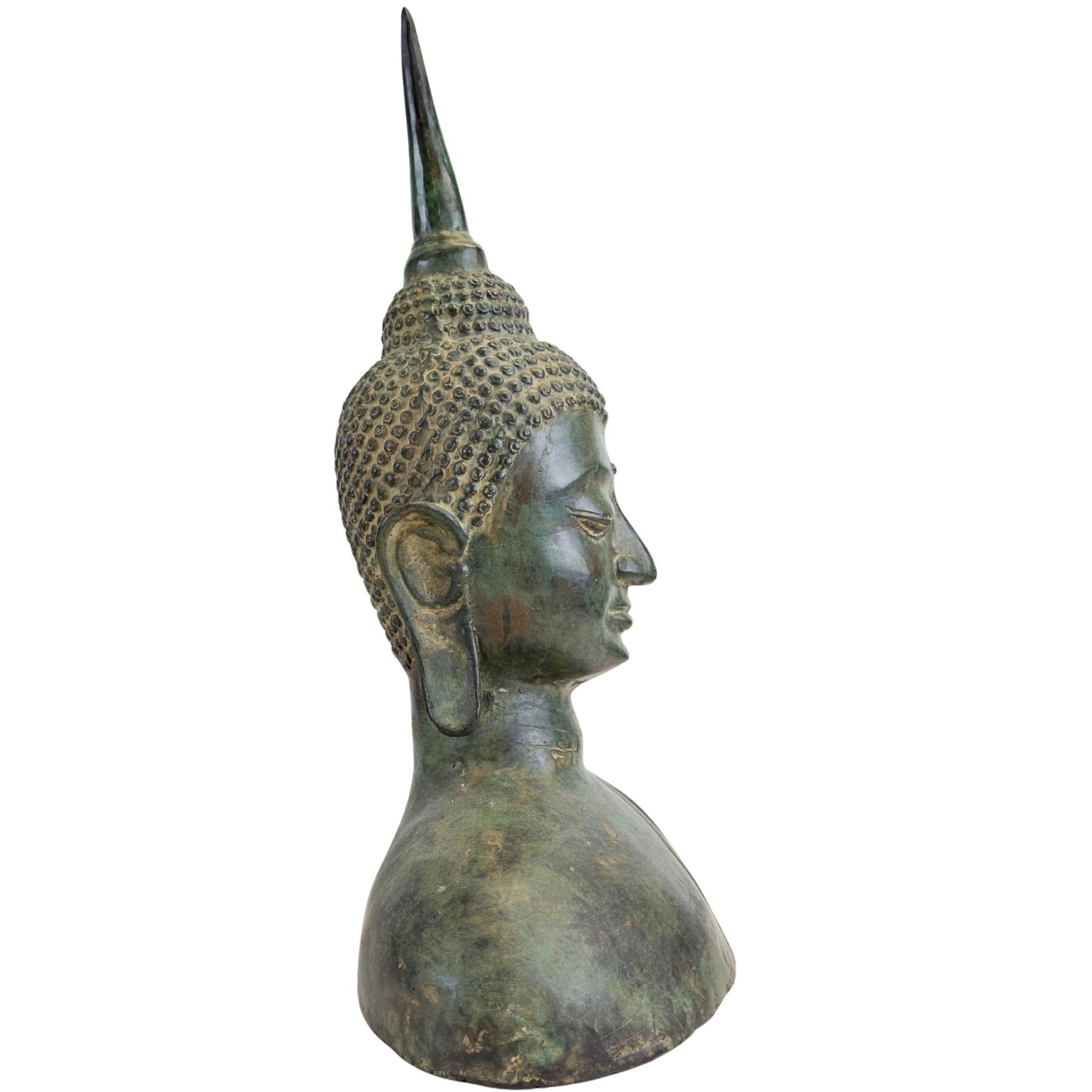 Linkerprofiel van een bronzen Boeddhabuste uit Thailand in Sukhothai-stijl.