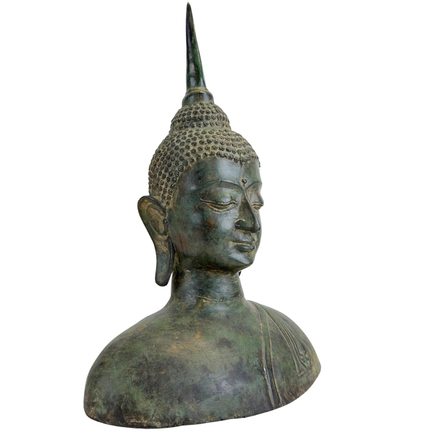 Bronzen Boeddhabuste uit Thailand in Sukhothai-stijl, linksvoor.