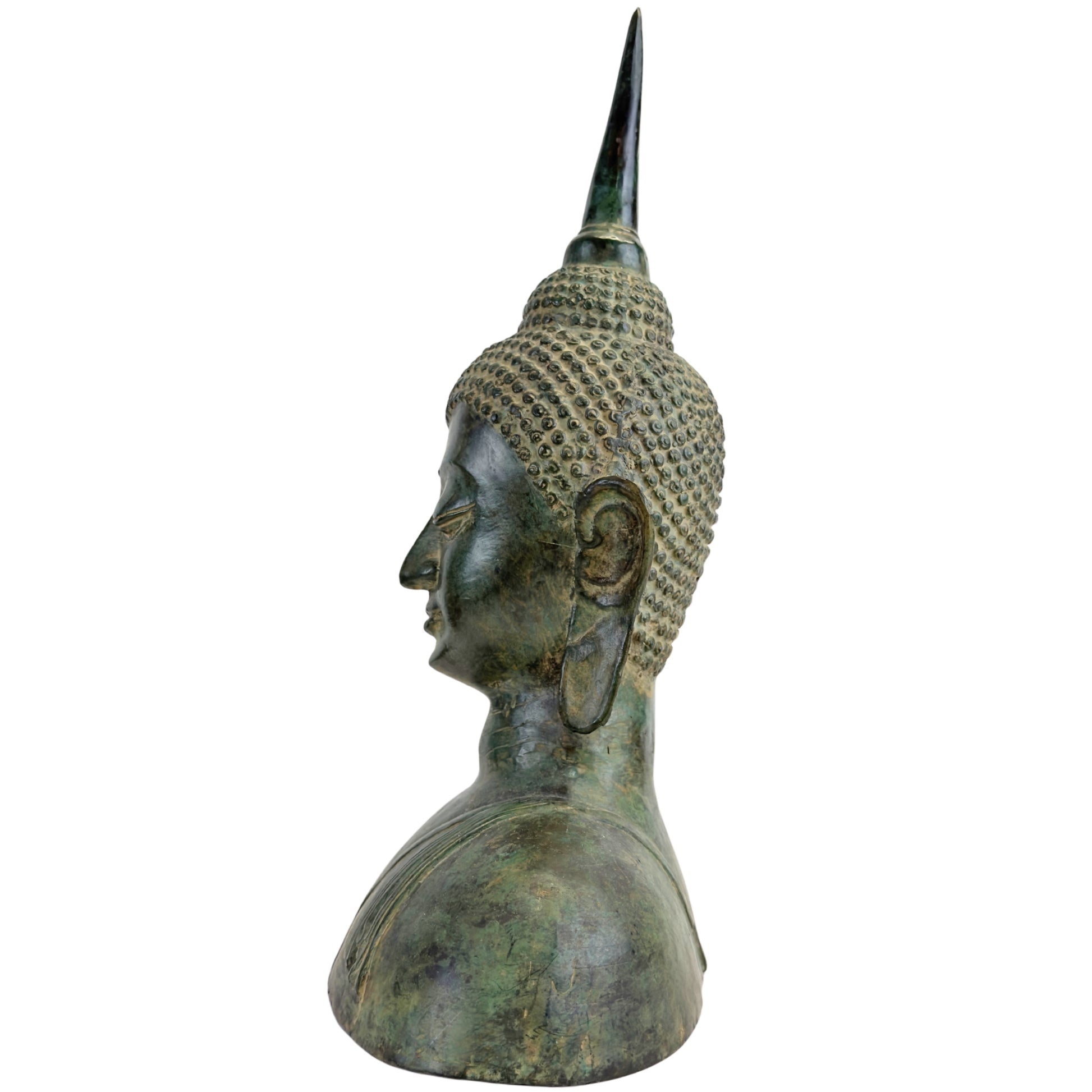 Bronzen Boeddhabuste uit Thailand in Sukhothai-stijl, rechtsvoor.
