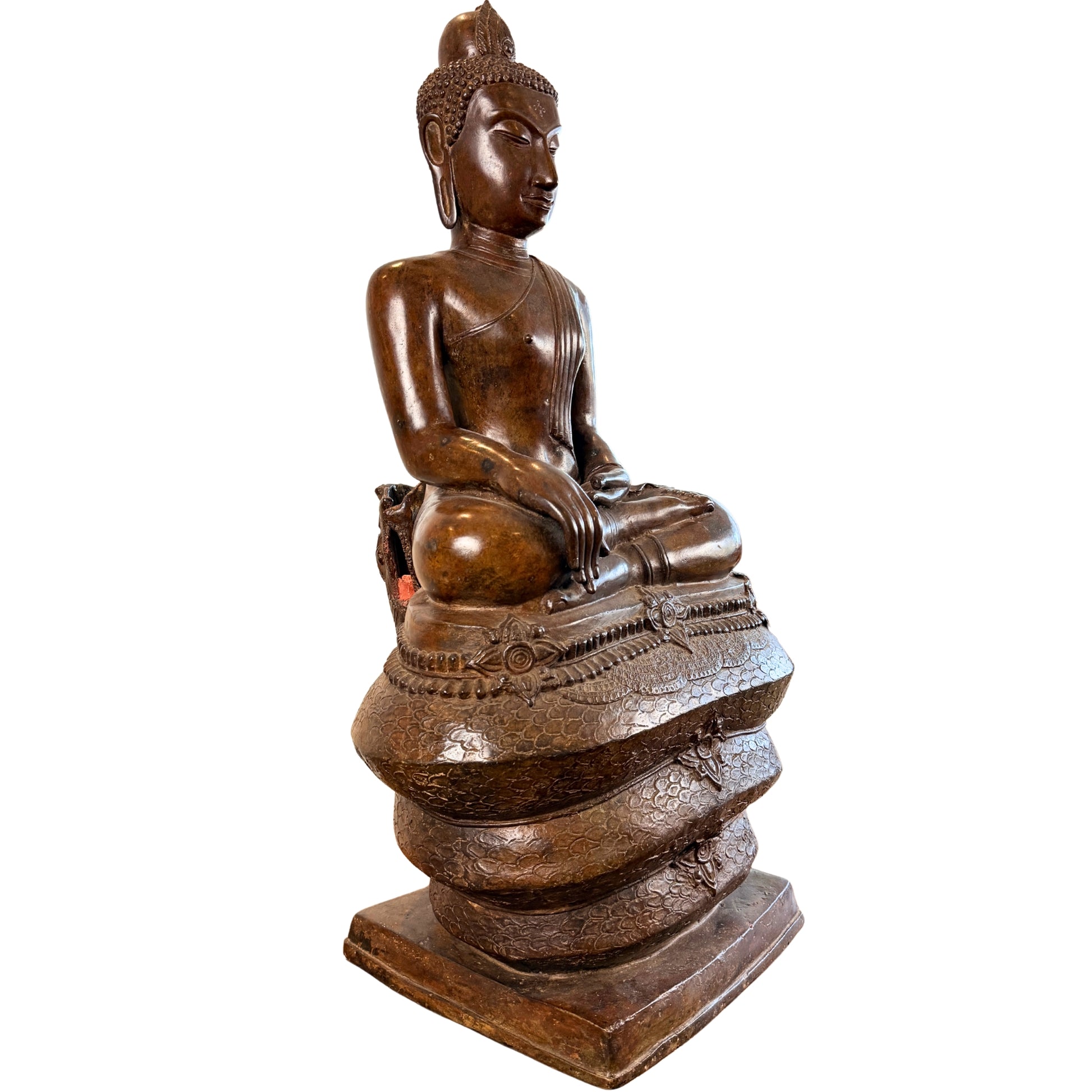 Driekwartaanzicht van de monumentale bronzen Buddha Muchalinda zonder afneembare naga-kap