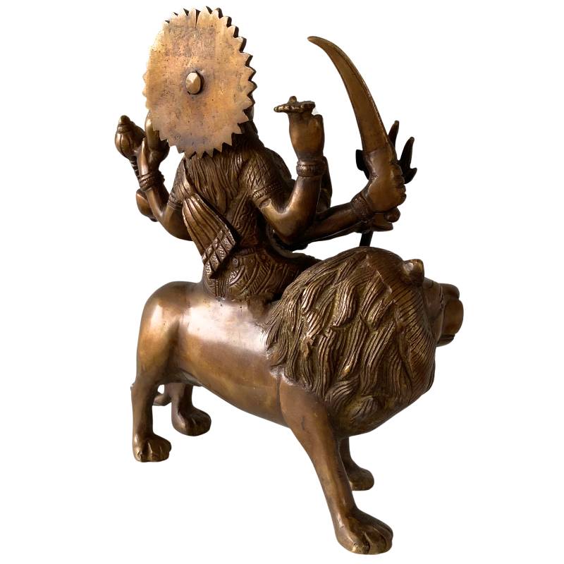 bronzen Durga beeld met leeuw – traditioneel Indiaas religieus beeld