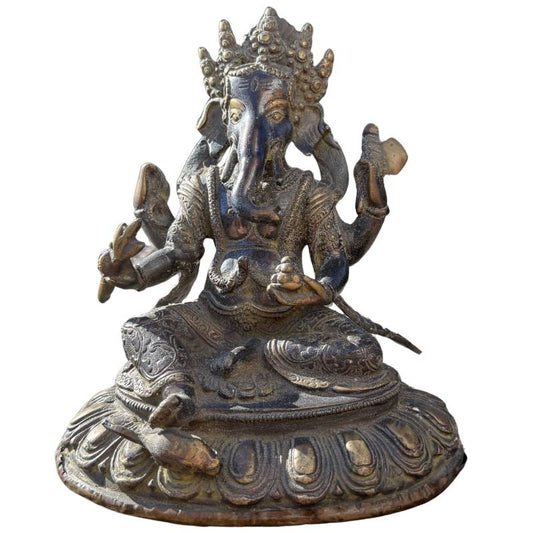 Gedetailleerd bronzen Ganesha beeld van 20cm hoog op een lotustroon, vooraanzicht.