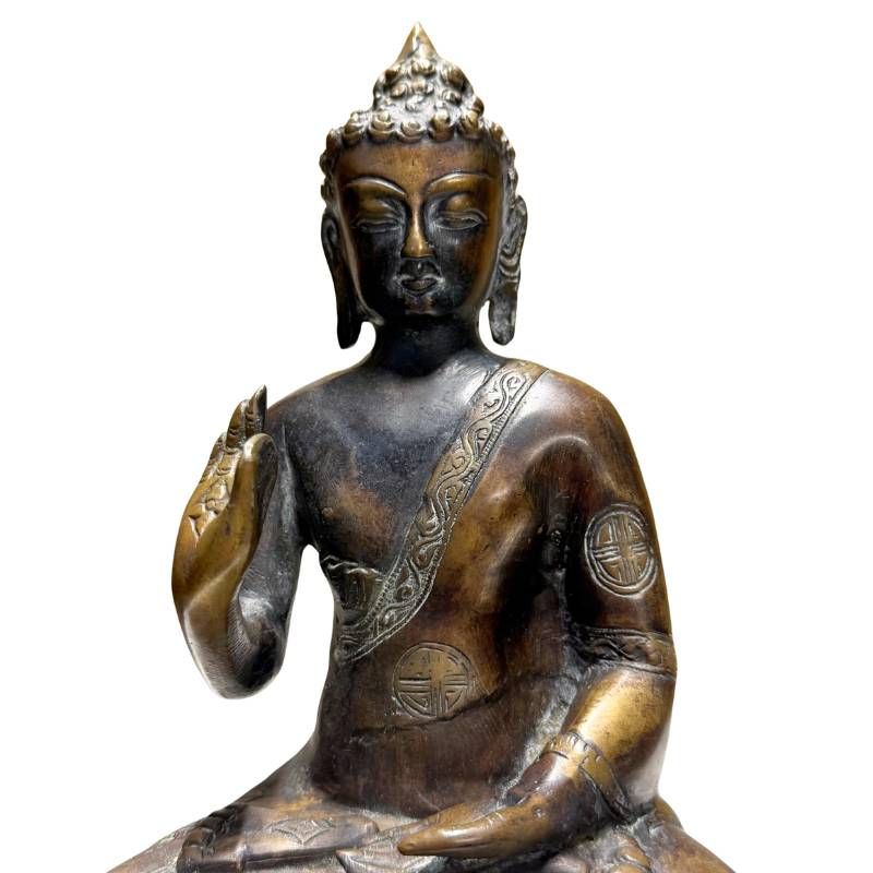 Antiek bronzen boeddha met tijdloze uitstraling en rustige uitstraling