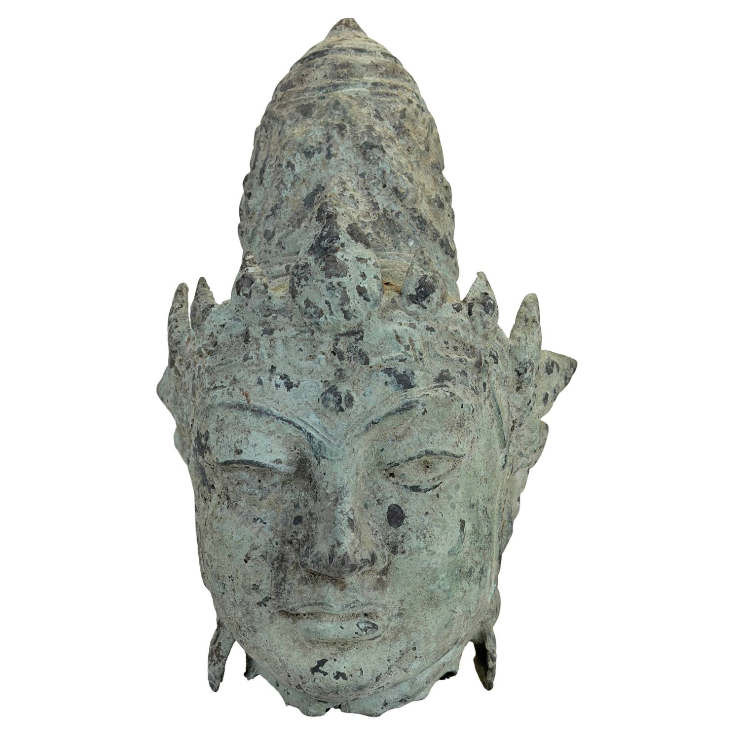 Bronzen hoofd van Vishnu uit Java in Majapahit-traditie met natuurlijke verdigris patina