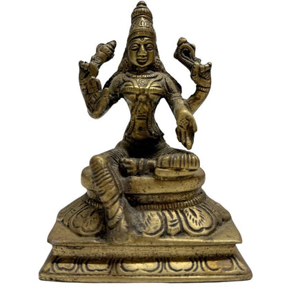 Bronzen beeld van de hindoe godin Lakshmi zittend op een lotus troon

