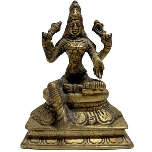 Bronzen beeld van de hindoe godin Lakshmi zittend op een lotus troon
