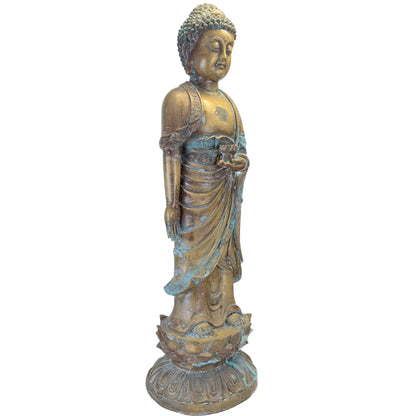 Linkerzijde van een staande bronzen Medicijnboeddha met natuurlijke koperpatina.