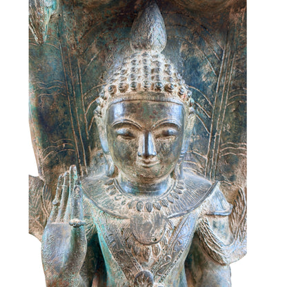 Detail van het gelaat en de voorzijde van de bronzen Mucalinda Naga Boeddha