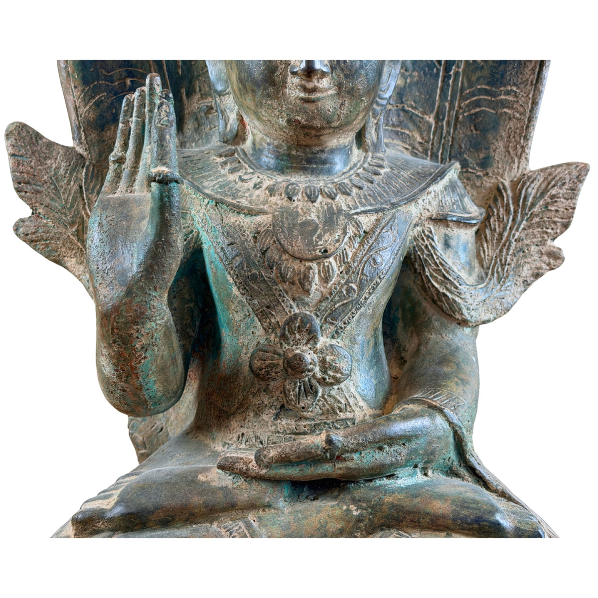 Detail van borstornamentiek en handhoudingen van de bronzen Mucalinda Boeddha