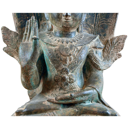 Detail van borstornamentiek en handhoudingen van de bronzen Mucalinda Boeddha