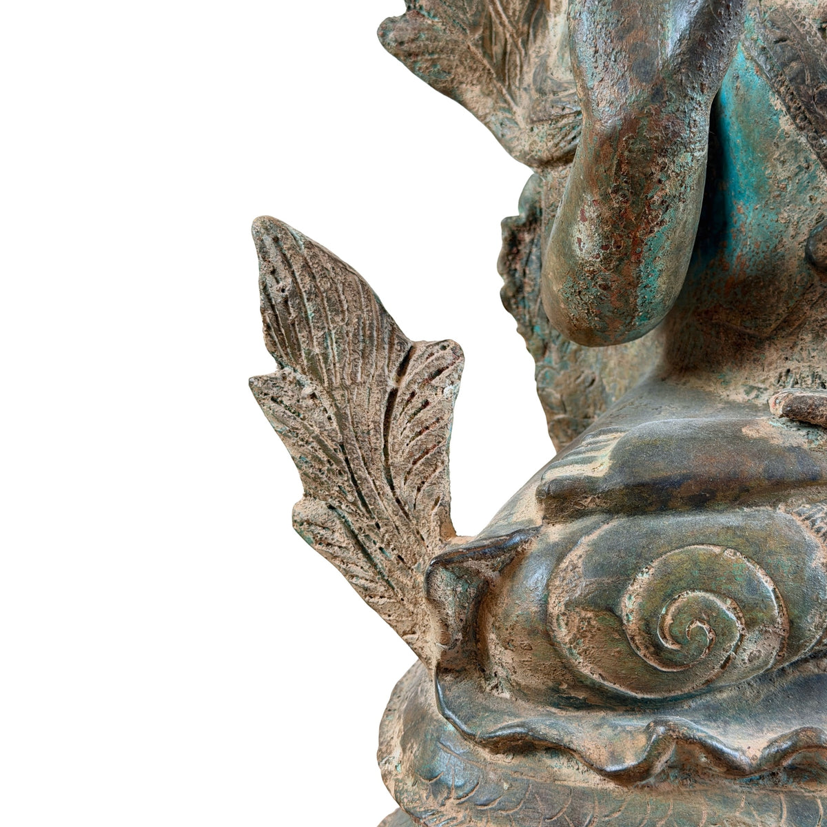 Detail van het linker bladornament en de slangenbasis van de bronzen Naga Boeddha