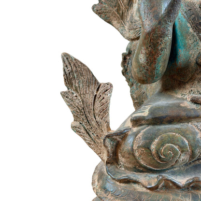 Detail van het linker bladornament en de slangenbasis van de bronzen Naga Boeddha