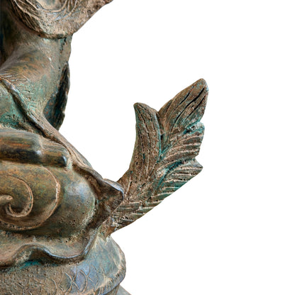 Detail van het rechter bladornament en de slangenbasis van de bronzen Naga Boeddha