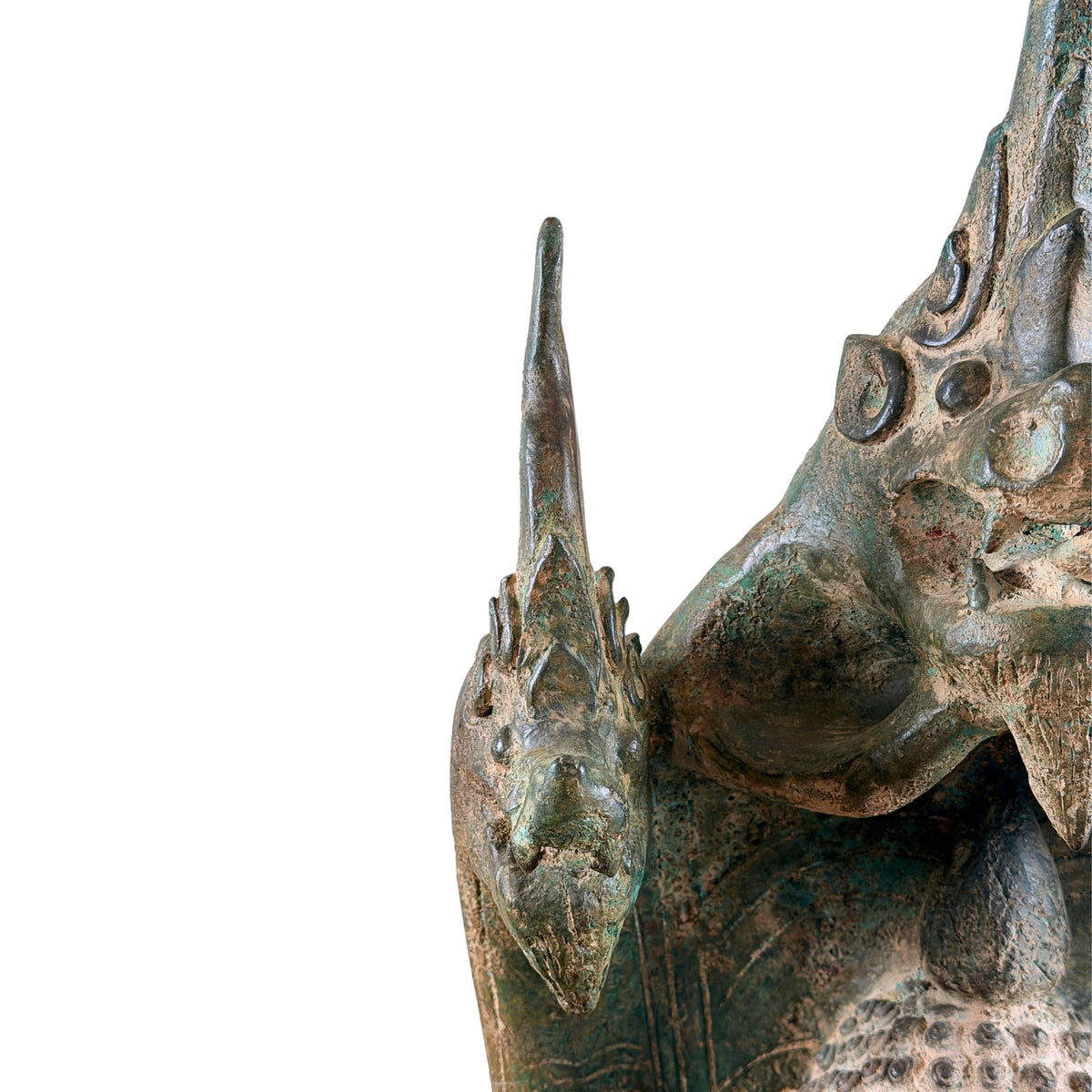 Detail van de linker naga-kop en de gegraveerde kap achter de Boeddha