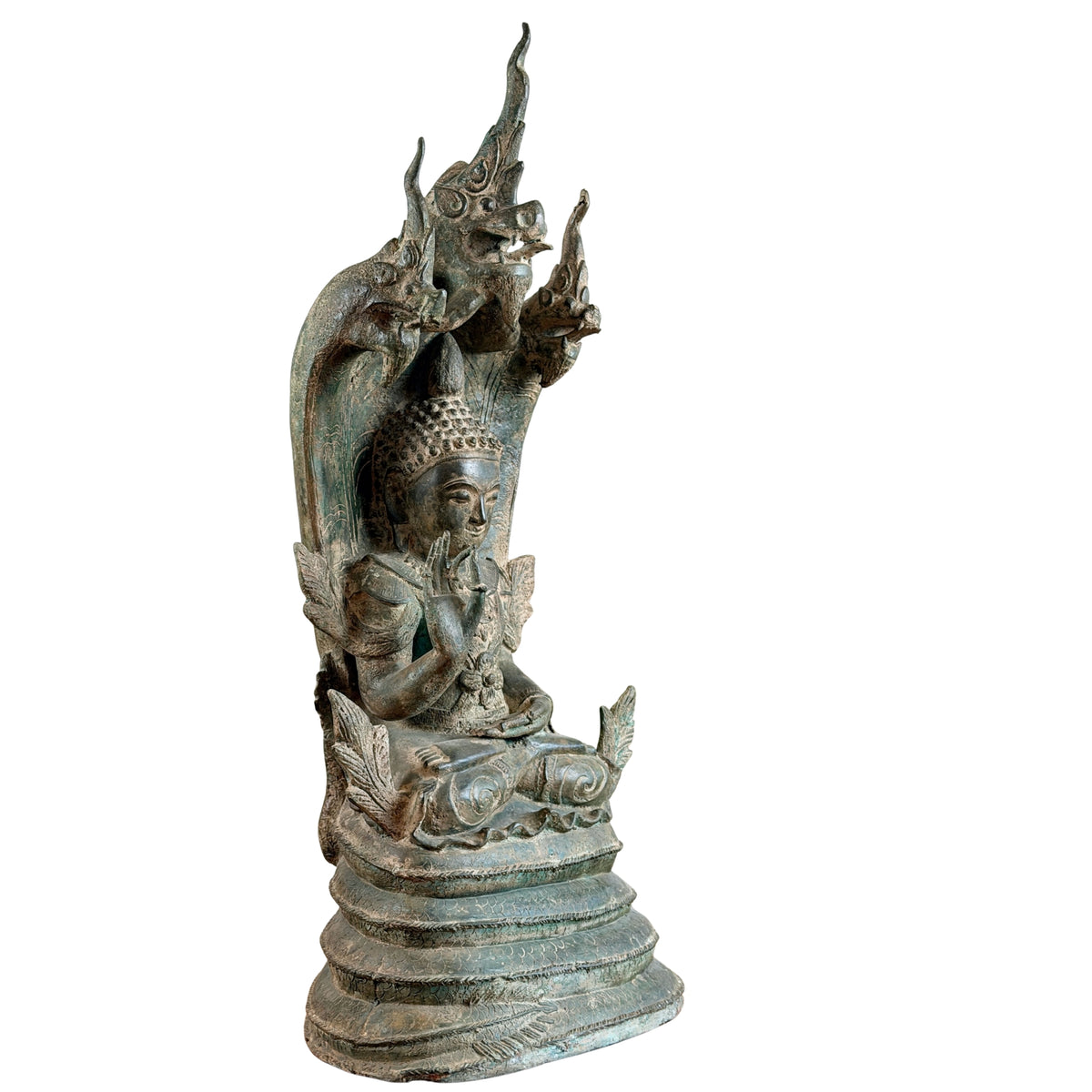 Driekwart aanzicht van de monumentale bronzen Mucalinda Naga Boeddha