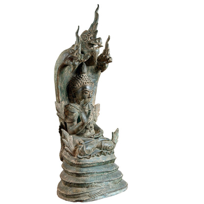 Driekwart aanzicht van de monumentale bronzen Mucalinda Naga Boeddha