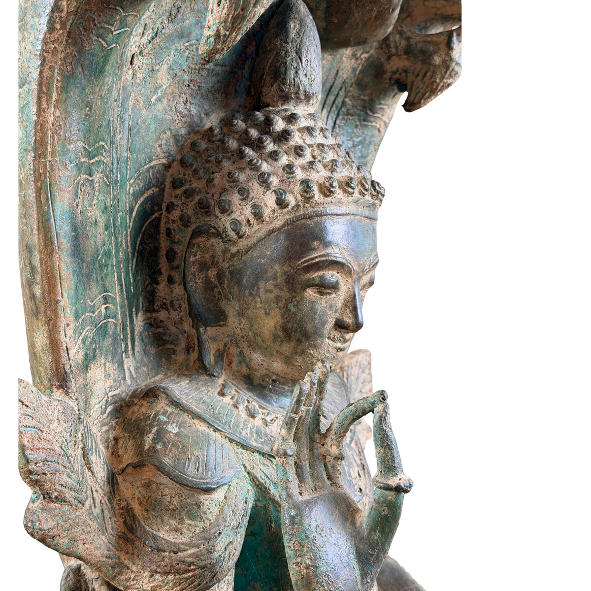Zijaanzicht van het gelaat, haarcurls en schouderornament van de bronzen Boeddha