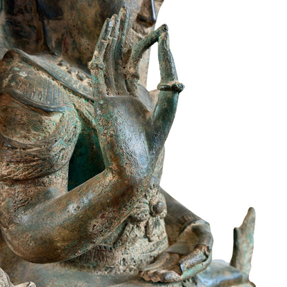 Detail van de opgeheven rechterhand in vitarka mudra en de linkerhand in de schoot
