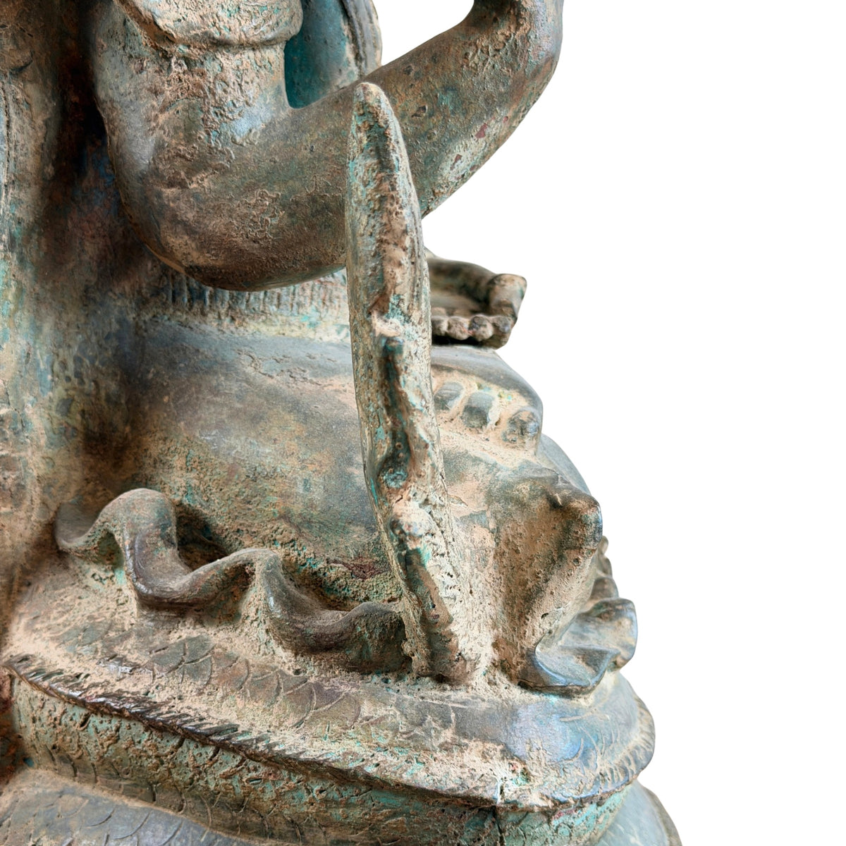 Detail van het zijornament en de meerlagige opgerolde naga-basis