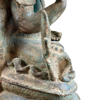 Detail van het zijornament en de meerlagige opgerolde naga-basis