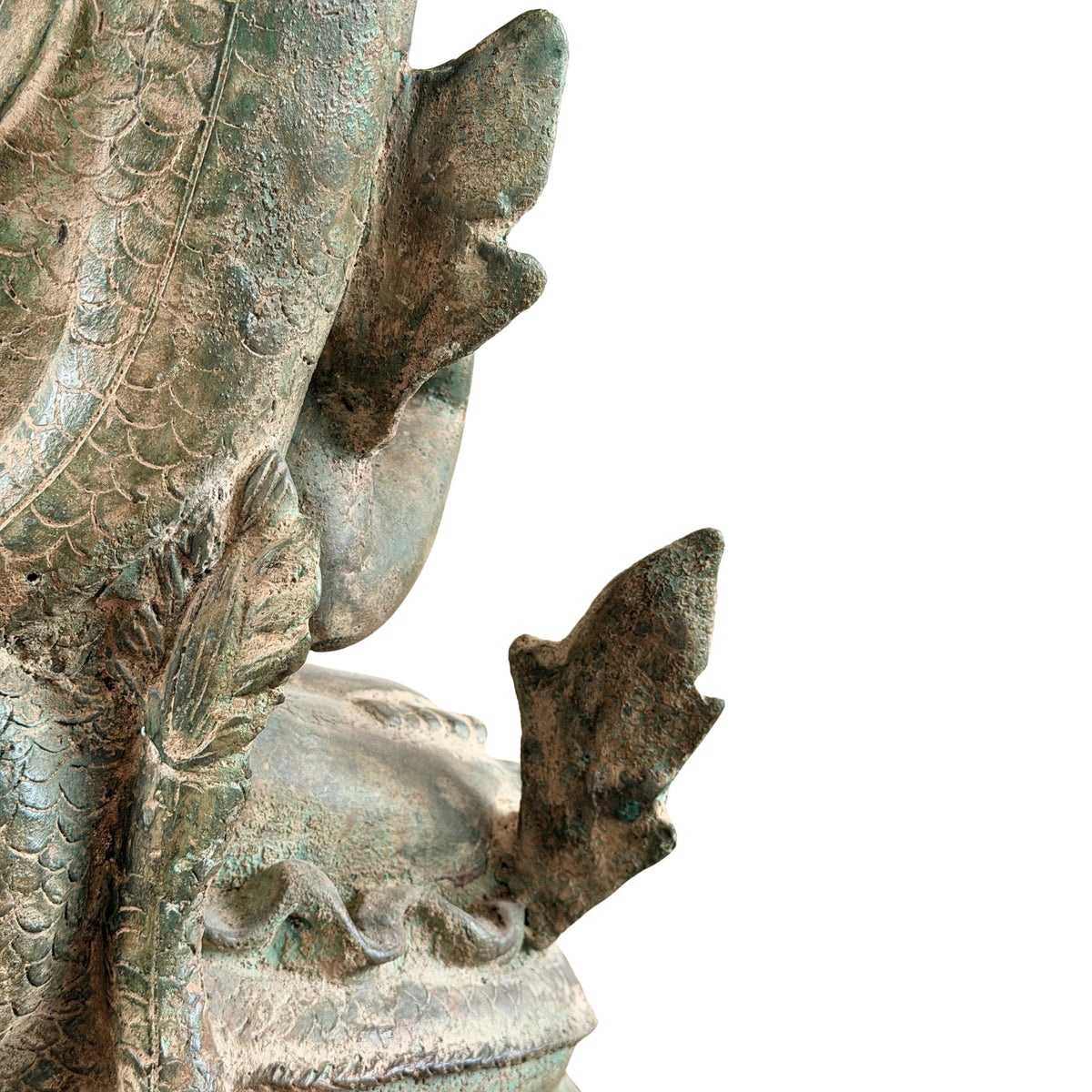 Detail van het zijornament en de achterzijde van de geschubde naga-kap